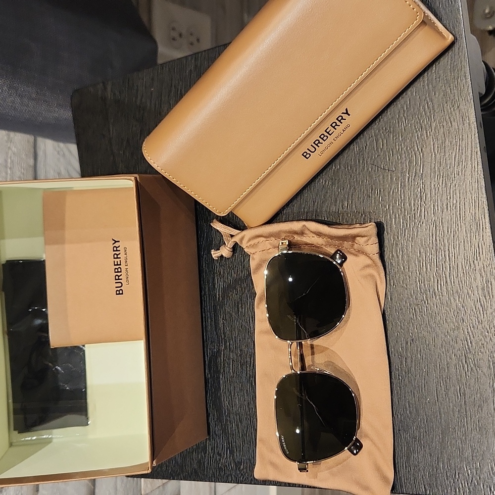 NWT Burberry Metal Man Stylish Gold Aviator Sunglasses w/case & Original Box - Picture 1 of 12